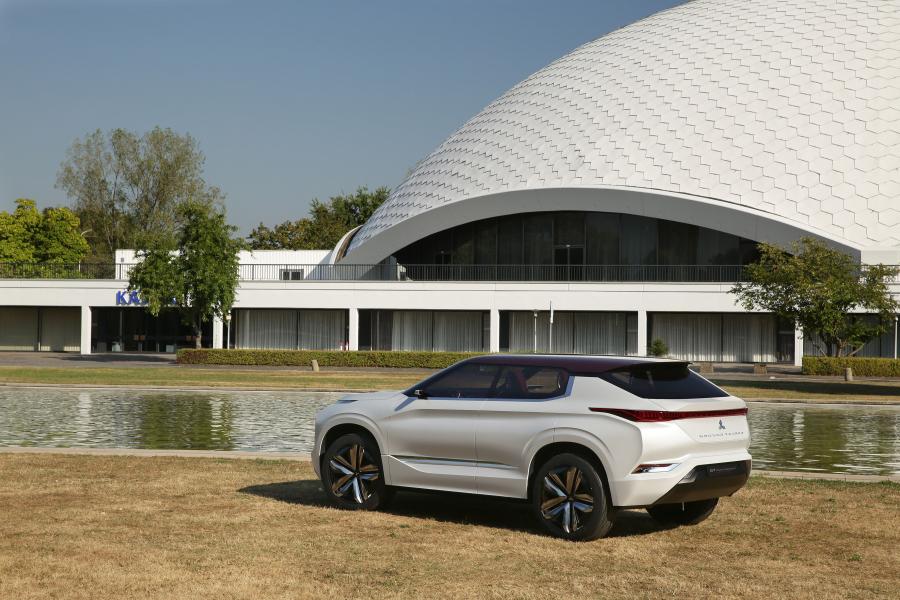  Mitsubishi GT-PHEV Concept 2016 года  (фото 26 из 30)